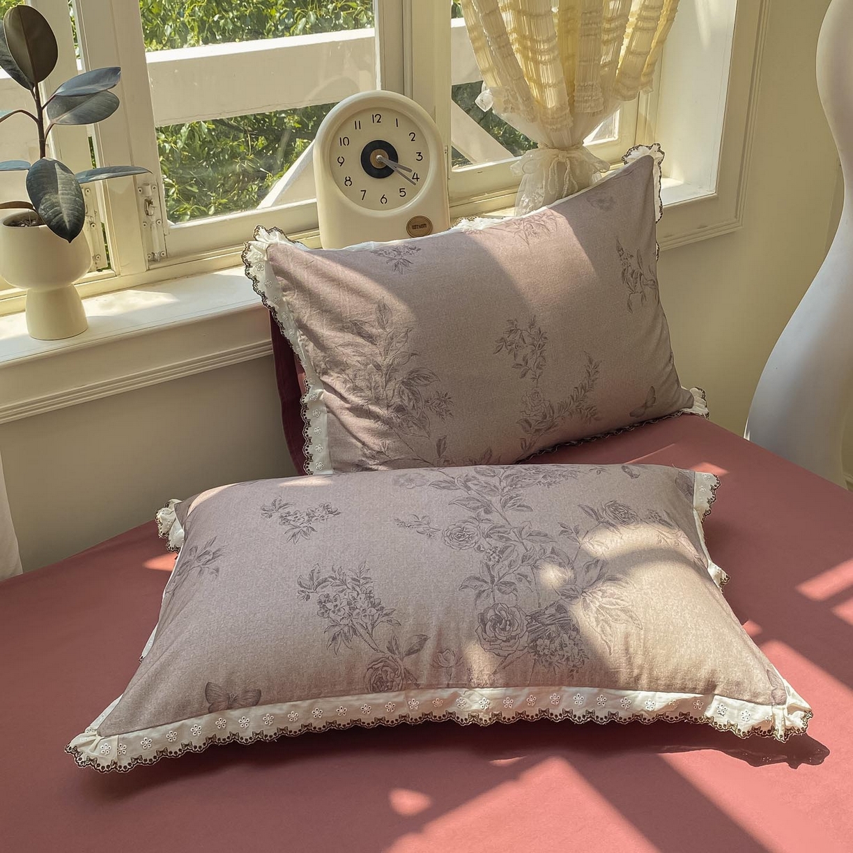 91家纺网 家纺一手货源 找家纺 宜家坊 2025新款全棉加厚赫本风花边磨毛四件套 花绮-咖