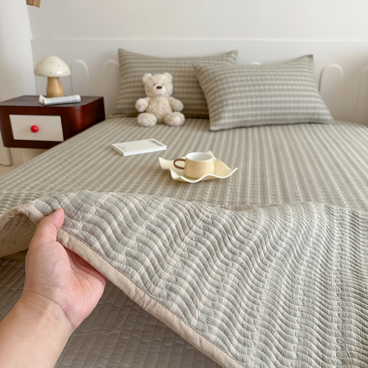 91家纺网 家纺一手货源 找家纺 乐野家居 2025新款A类全棉水洗棉夹棉床盖三件套 日落绿