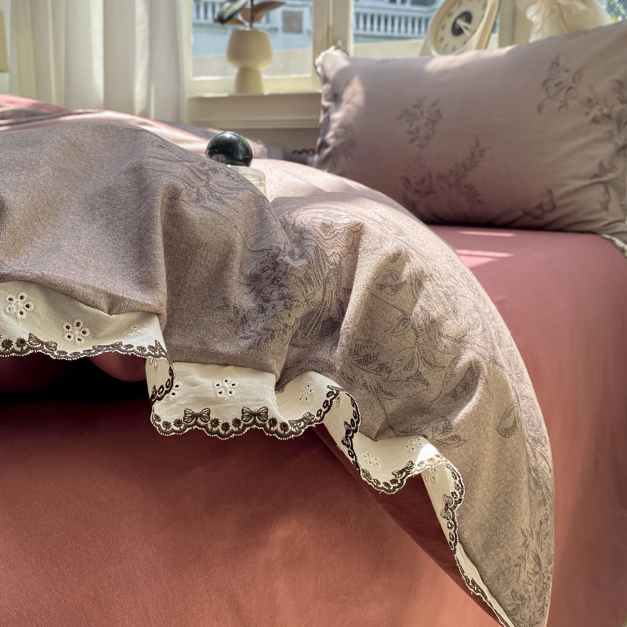 91家纺网 家纺一手货源 找家纺 宜家坊 2025新款全棉加厚赫本风花边磨毛四件套 花绮-咖