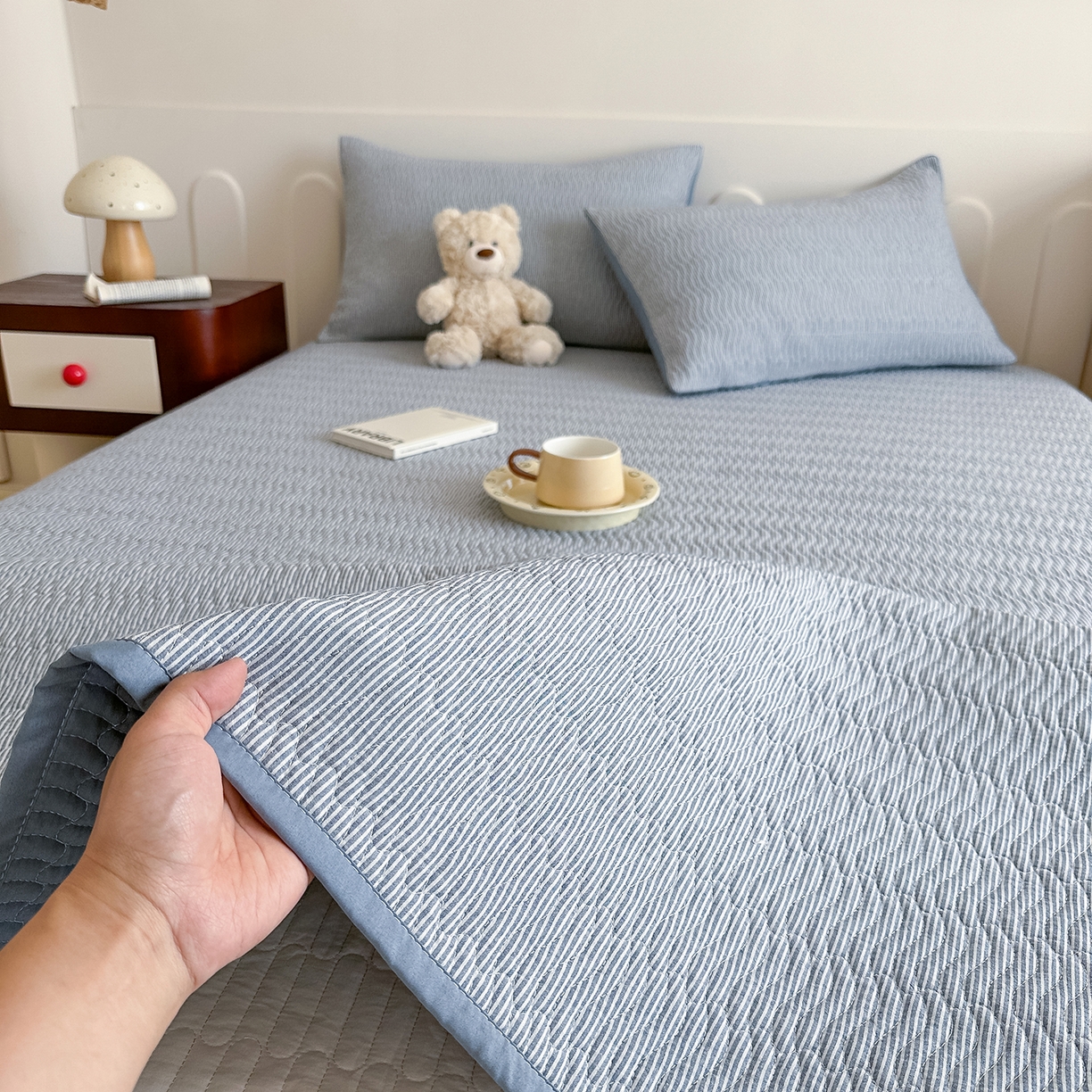 91家纺网 家纺一手货源 找家纺 乐野家居 2025新款A类全棉水洗棉夹棉床盖三件套 流年布鲁蓝