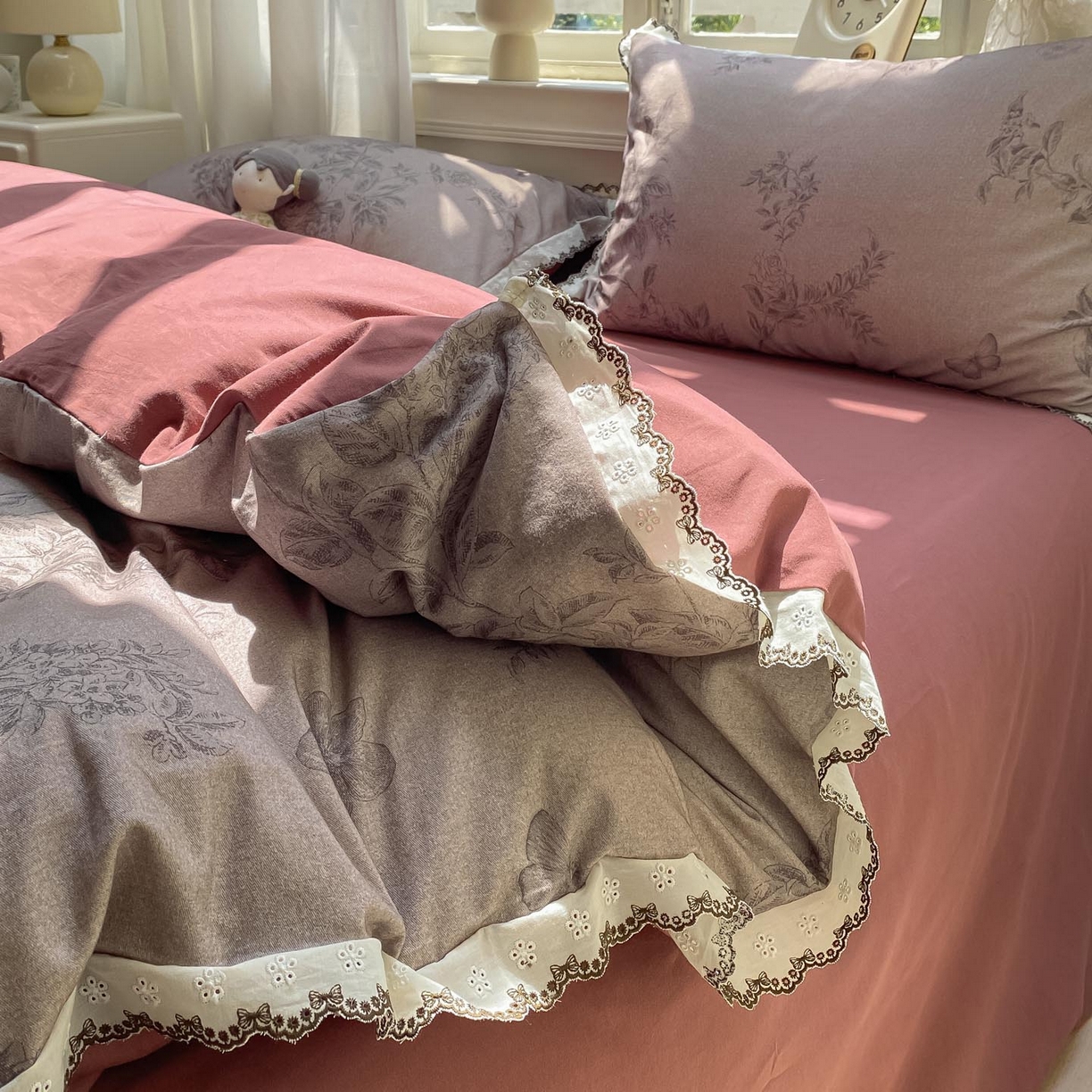 91家纺网 家纺一手货源 找家纺 宜家坊 2025新款全棉加厚赫本风花边磨毛四件套 花绮-咖