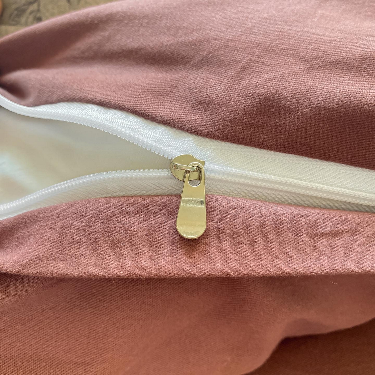 91家纺网 家纺一手货源 找家纺 宜家坊 2025新款全棉加厚赫本风花边磨毛四件套 花绮-咖