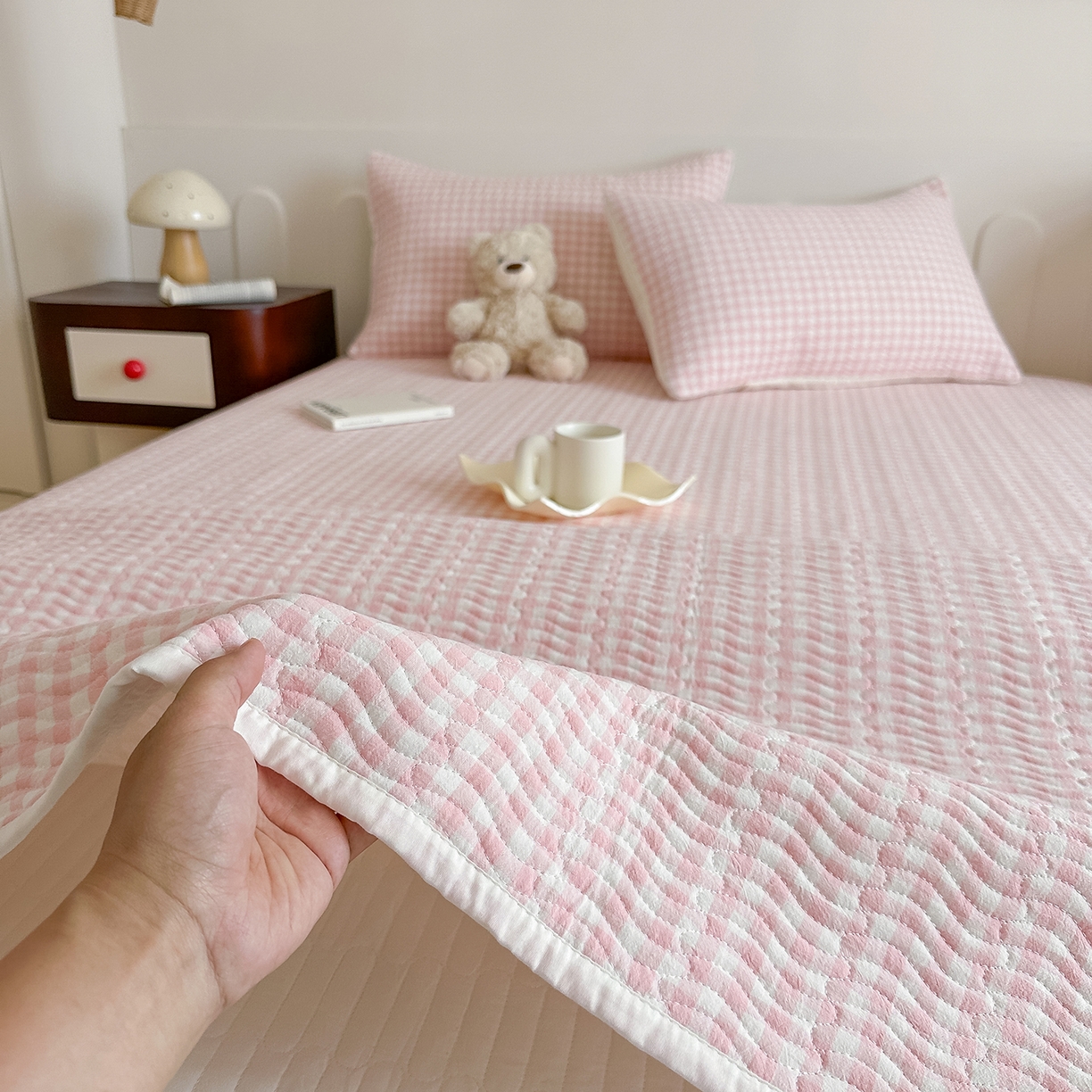 91家纺网 家纺一手货源 找家纺 乐野家居 2025新款A类全棉水洗棉夹棉床盖三件套 粉小格