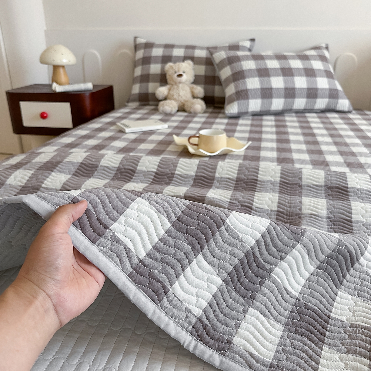 91家纺网 家纺一手货源 找家纺 乐野家居 2025新款A类全棉水洗棉夹棉床盖三件套 灰中格