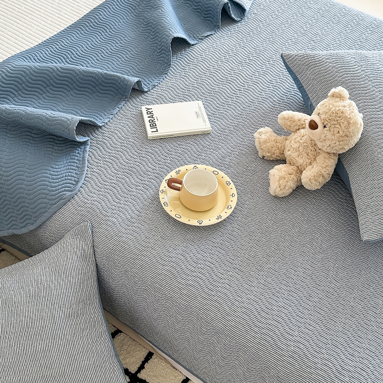 91家纺网 家纺一手货源 找家纺 乐野家居 2025新款A类全棉水洗棉夹棉床盖三件套 流年布鲁蓝