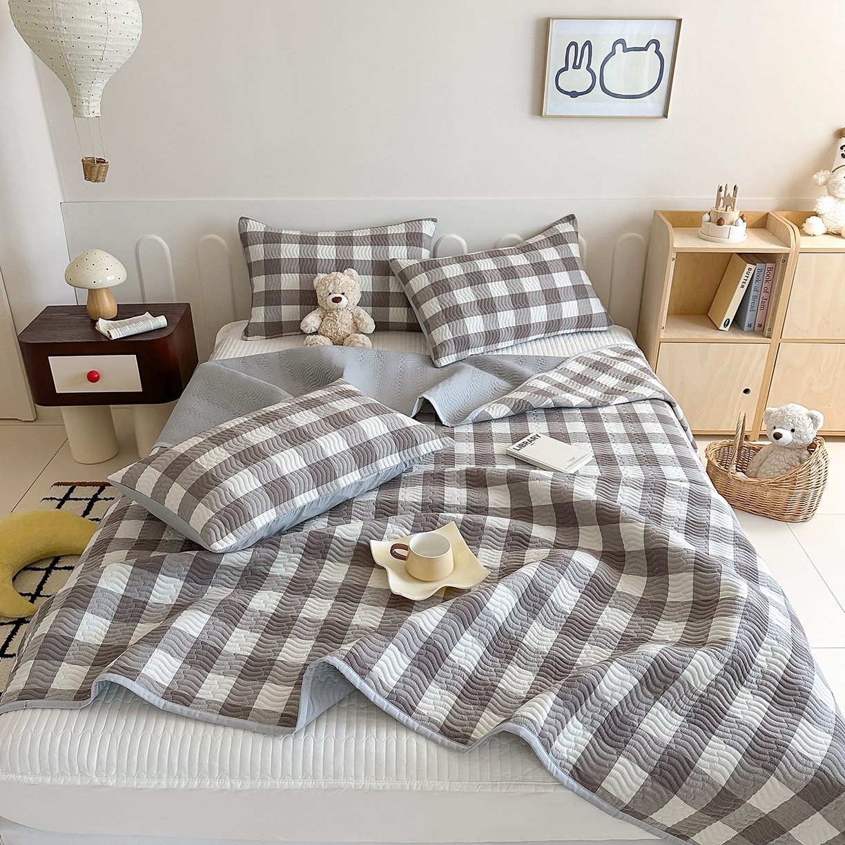 91家纺网 家纺一手货源 找家纺 乐野家居 2025新款A类全棉水洗棉夹棉床盖三件套 灰中格