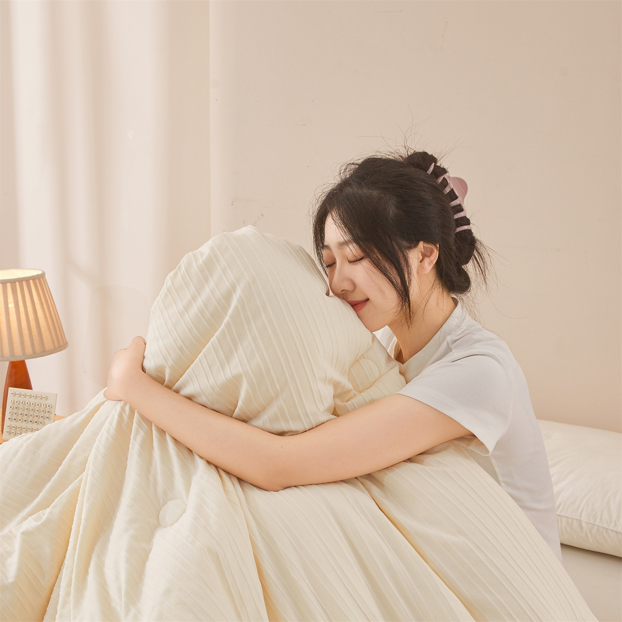 91家纺网 家纺一手货源 找家纺 （总）易博家纺 2025新款无印风良品类提花竖条泡泡纱被冬被被芯春秋被空调被