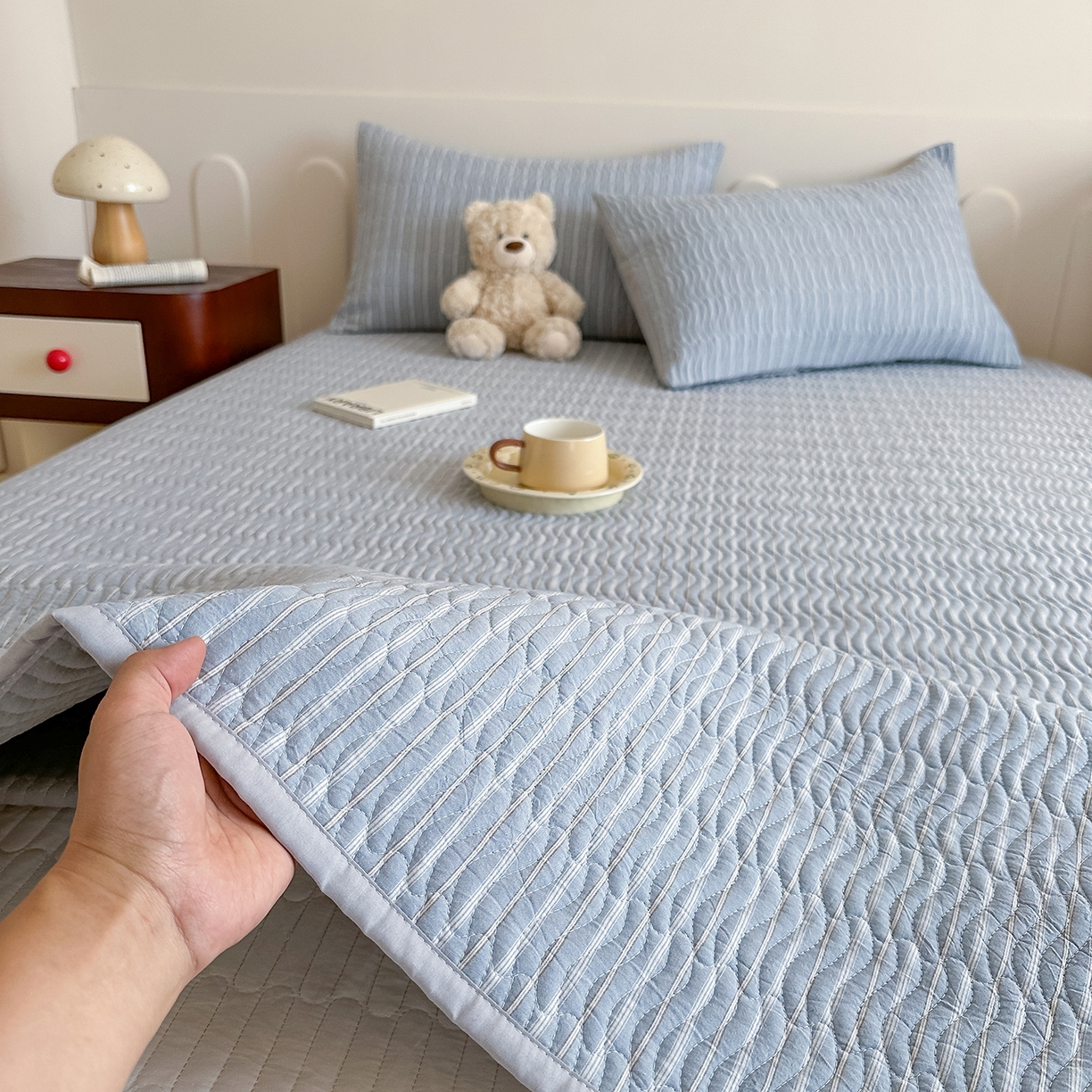 91家纺网 家纺一手货源 找家纺 乐野家居 2025新款A类全棉水洗棉夹棉床盖三件套 可乐蓝