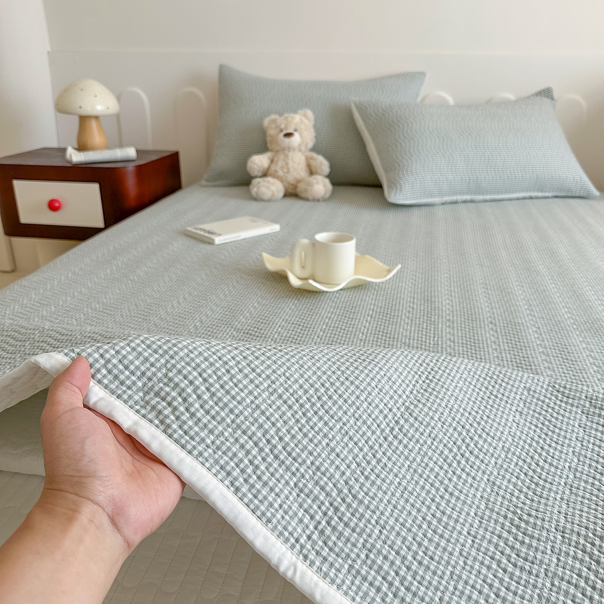 91家纺网 家纺一手货源 找家纺 乐野家居 2025新款A类全棉水洗棉夹棉床盖三件套 密格绿