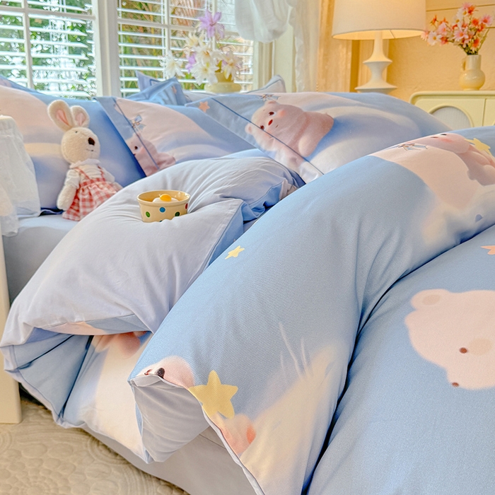 91家纺网 家纺一手货源 找家纺 巧玲珑 2025新款100%数码印花生态AB版四件套 大白熊