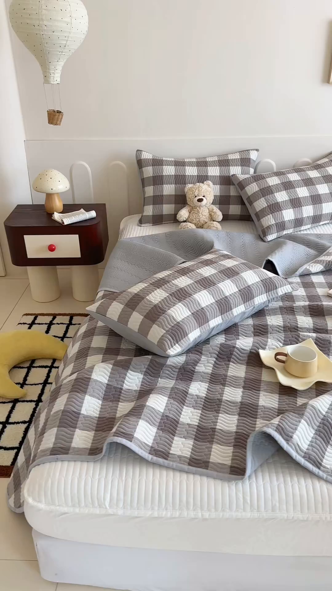 91家纺网 家纺一手货源 找家纺 乐野家居 2025新款A类全棉水洗棉夹棉床盖三件套 灰中格