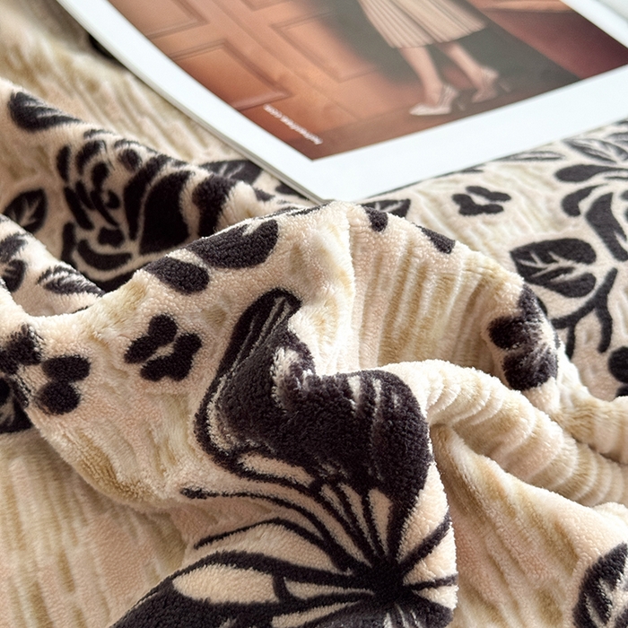 91家纺网 家纺一手货源 找家纺 （总）卡罗兰 2025新款雕花烂花牛奶绒套件-缠花枝系列