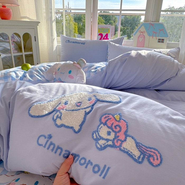 91家纺网 家纺一手货源 找家纺 艾特你 2025新款三丽鸥水洗云朵棉毛巾绣四件套-三丽鸥 木马狗