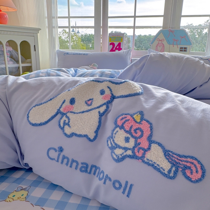 91家纺网 家纺一手货源 找家纺 艾特你 2025新款三丽鸥水洗云朵棉毛巾绣四件套-三丽鸥 木马狗