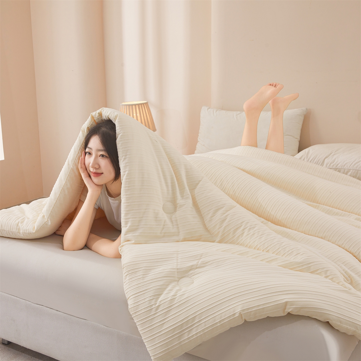 91家纺网 家纺一手货源 找家纺 易博家纺 2025新款无印风良品类提花竖条泡泡纱被冬被被芯春秋被空调被 米白