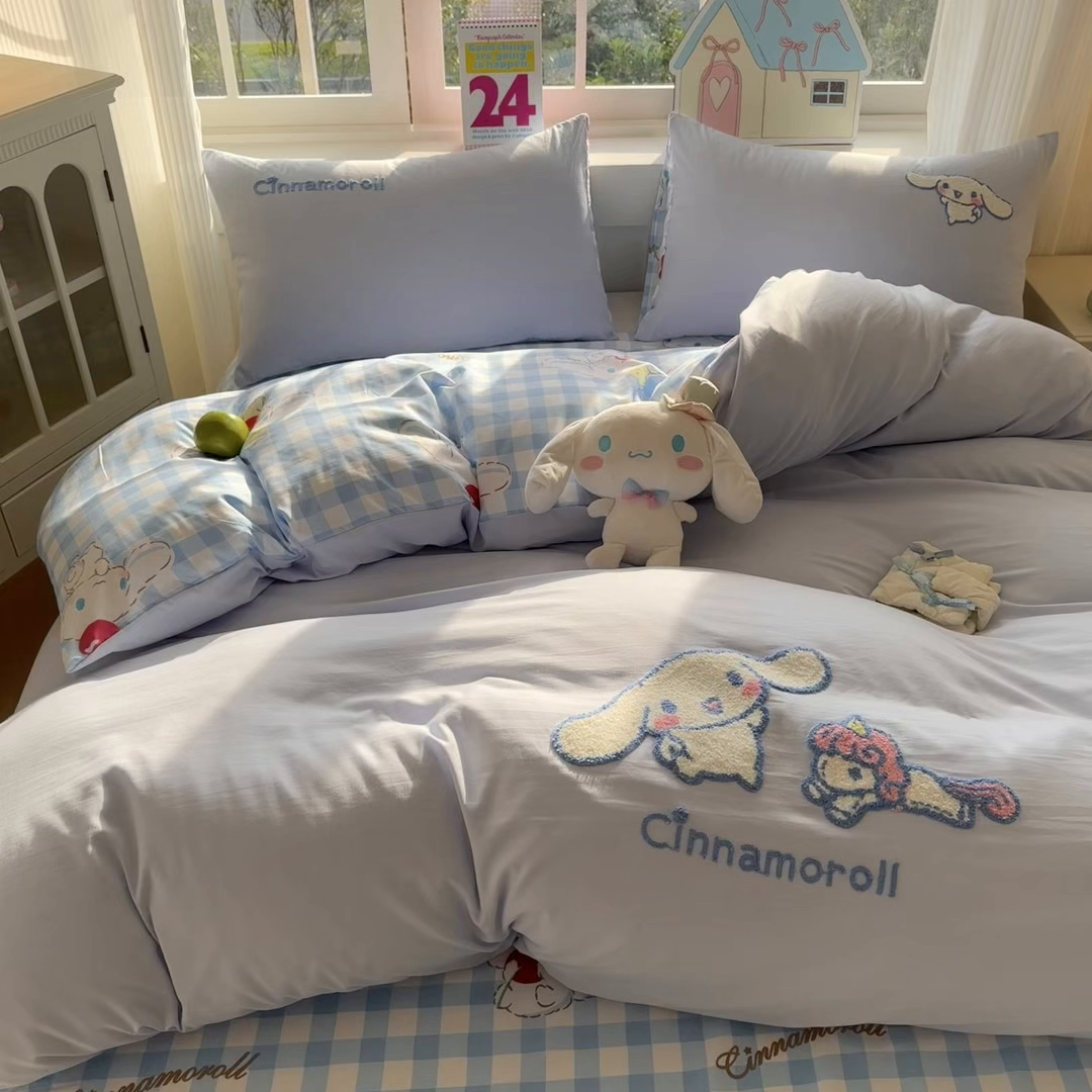 91家纺网 家纺一手货源 找家纺 艾特你 2025新款三丽鸥水洗云朵棉毛巾绣四件套-三丽鸥 木马狗