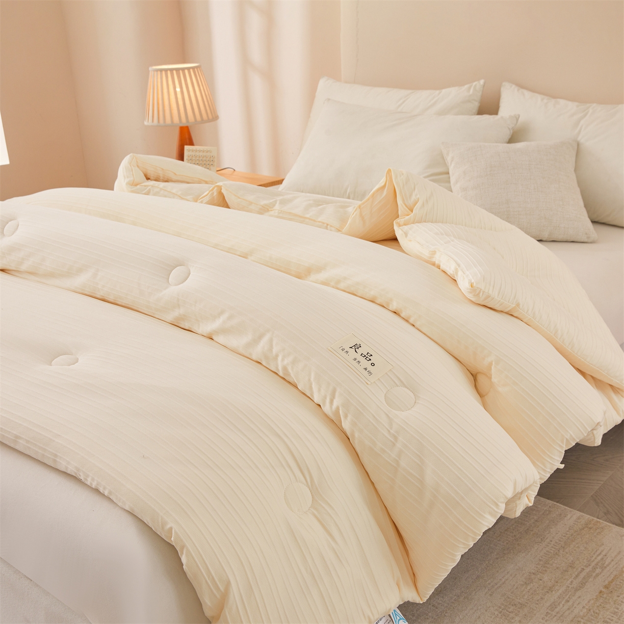 91家纺网 家纺一手货源 找家纺 易博家纺 2025新款无印风良品类提花竖条泡泡纱被冬被被芯春秋被空调被 米白