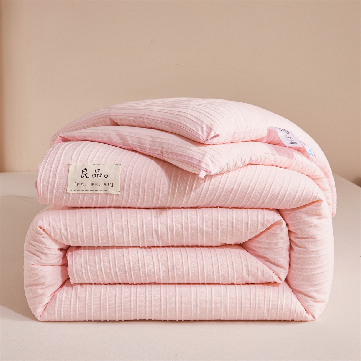 91家纺网 家纺一手货源 找家纺 易博家纺 2025新款无印风良品类提花竖条泡泡纱被冬被被芯春秋被空调被 玫粉