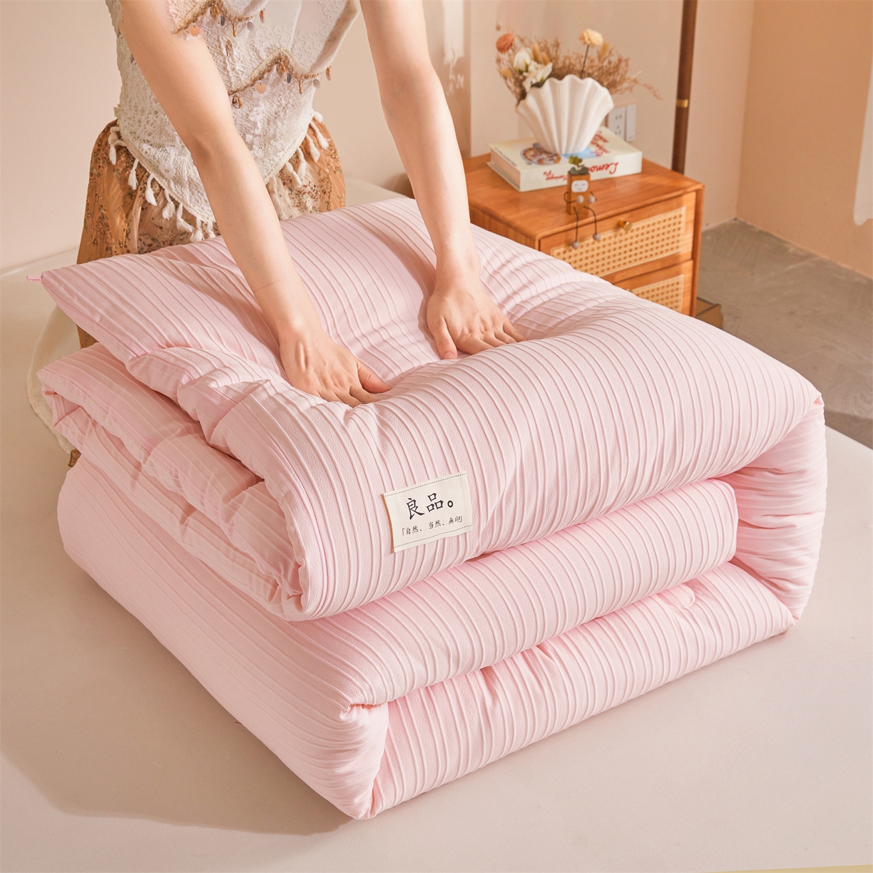 91家纺网 家纺一手货源 找家纺 易博家纺 2025新款无印风良品类提花竖条泡泡纱被冬被被芯春秋被空调被 玫粉