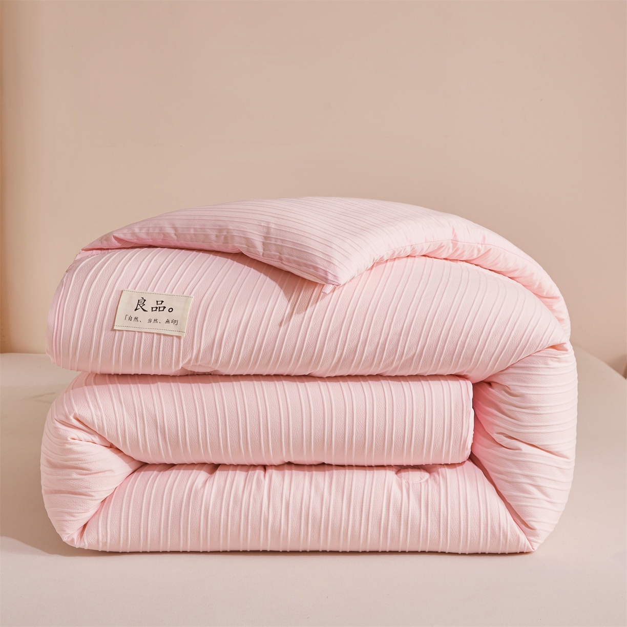 91家纺网 家纺一手货源 找家纺 易博家纺 2025新款无印风良品类提花竖条泡泡纱被冬被被芯春秋被空调被 玫粉