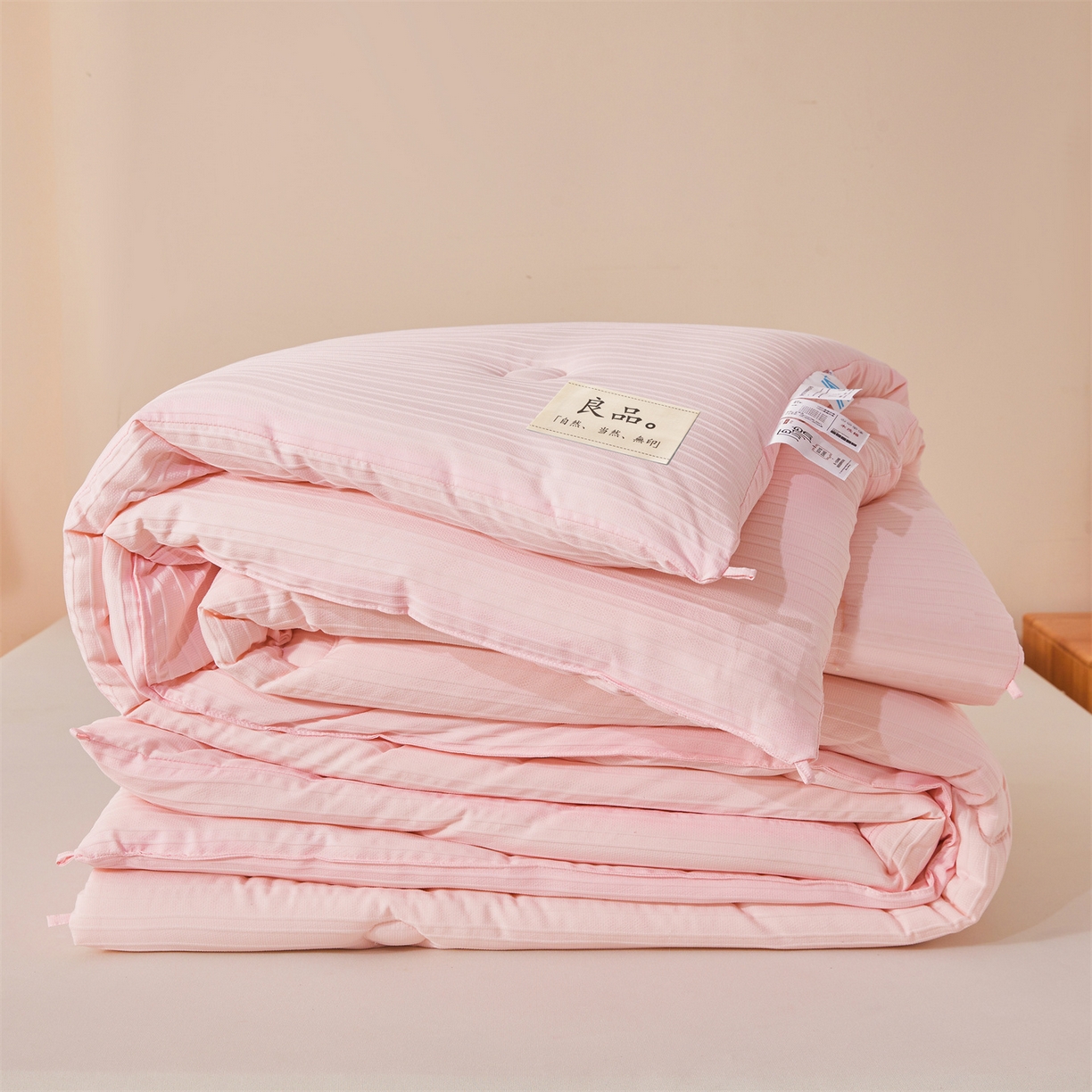 91家纺网 家纺一手货源 找家纺 易博家纺 2025新款无印风良品类提花竖条泡泡纱被冬被被芯春秋被空调被 玫粉