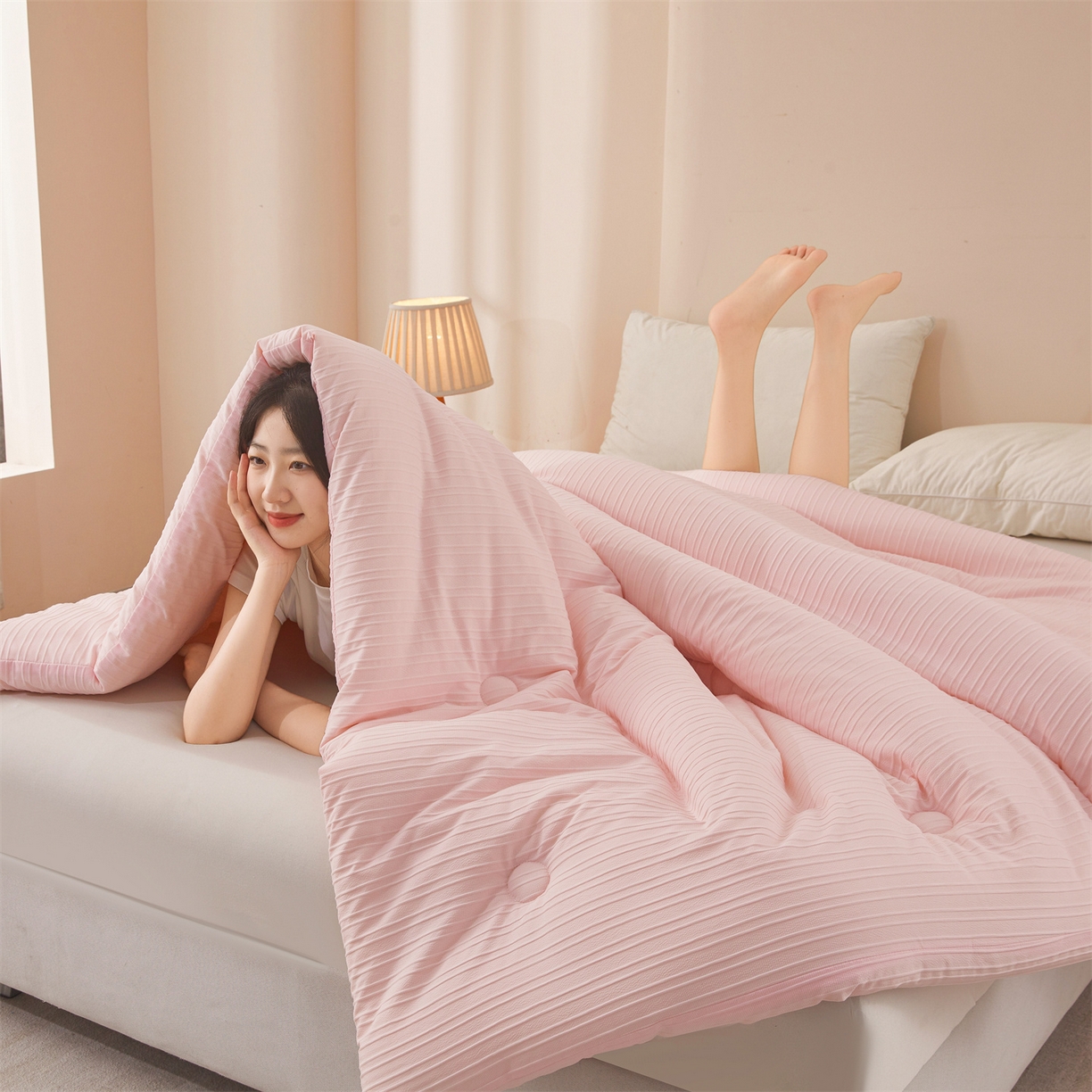 91家纺网 家纺一手货源 找家纺 易博家纺 2025新款无印风良品类提花竖条泡泡纱被冬被被芯春秋被空调被 玫粉