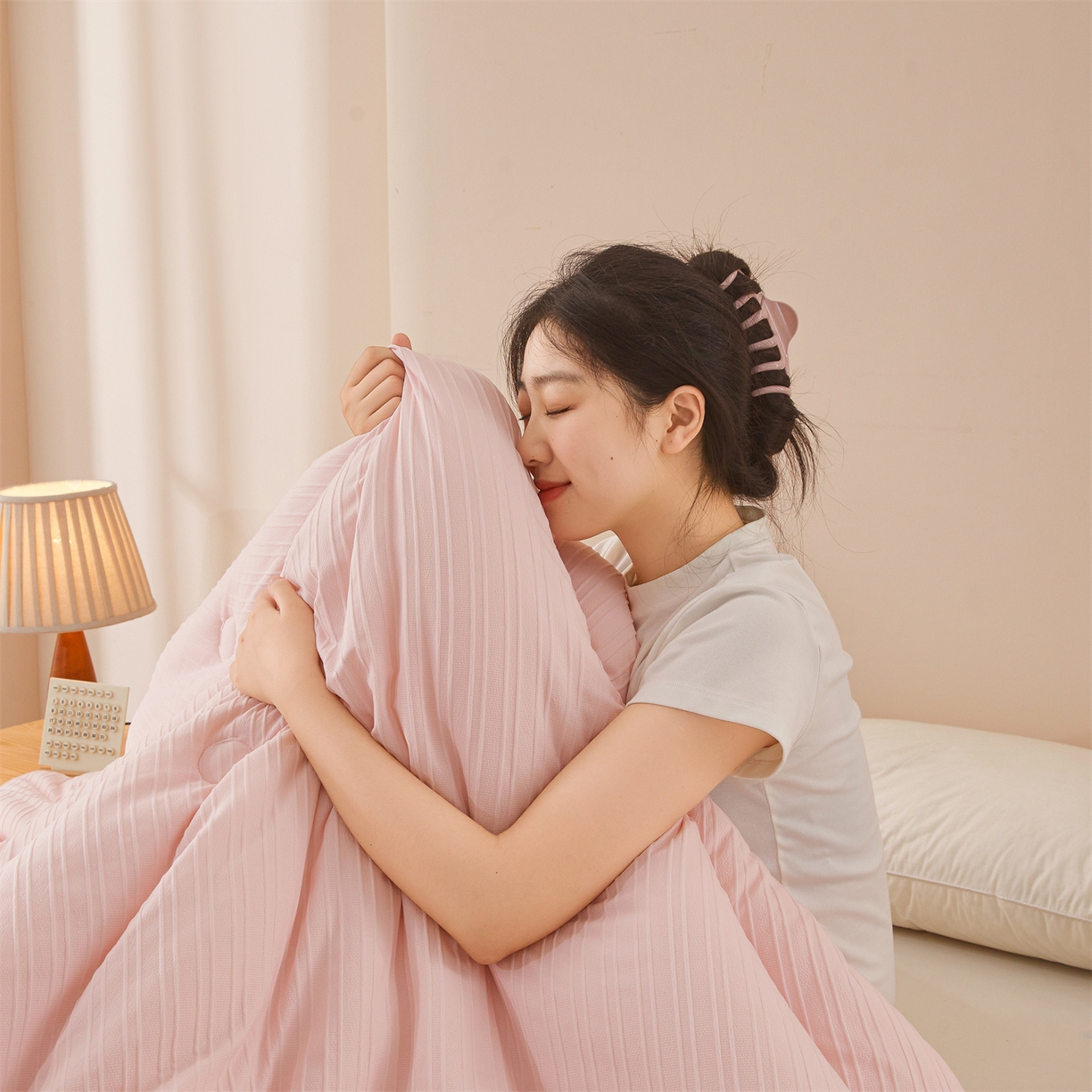 91家纺网 家纺一手货源 找家纺 易博家纺 2025新款无印风良品类提花竖条泡泡纱被冬被被芯春秋被空调被 玫粉