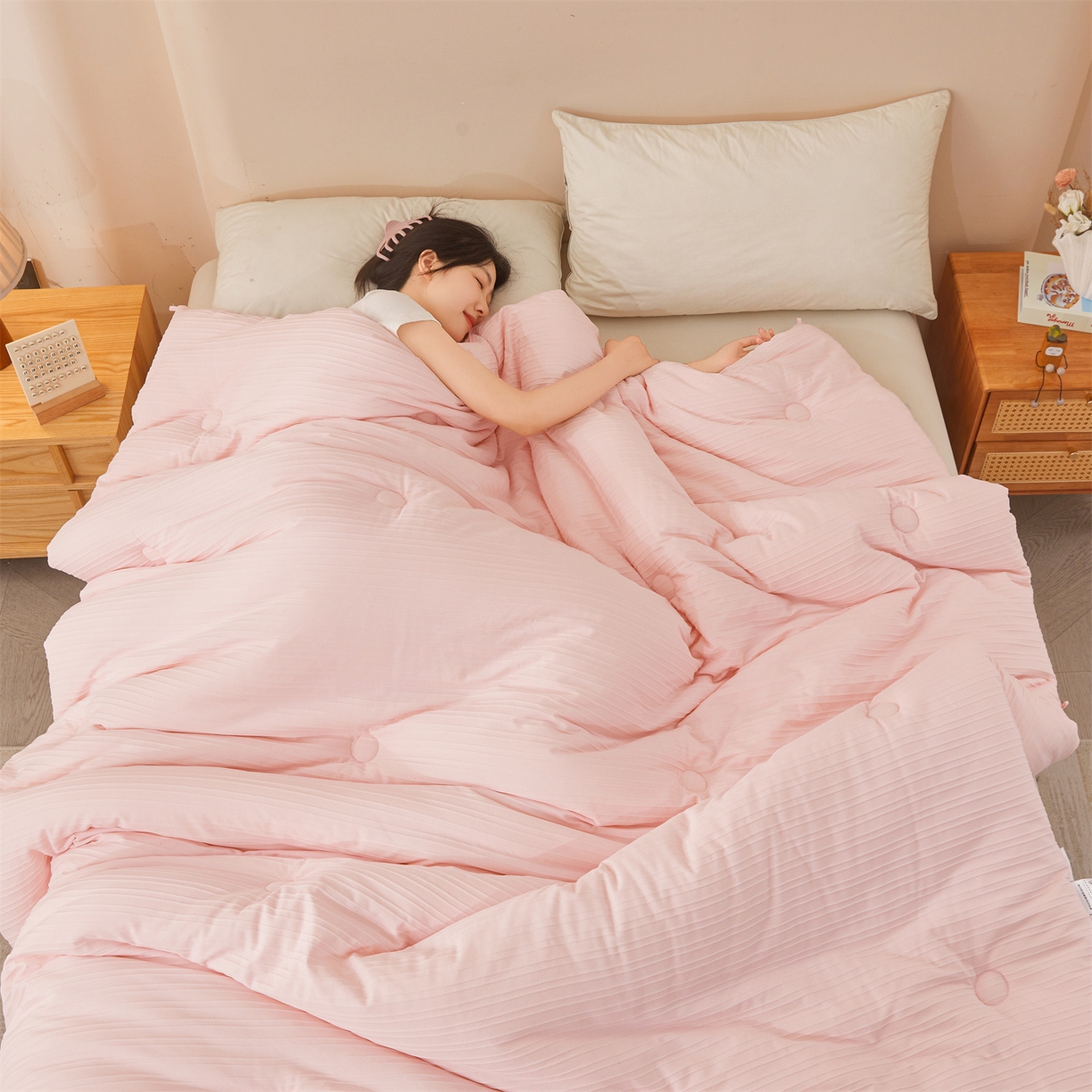 91家纺网 家纺一手货源 找家纺 易博家纺 2025新款无印风良品类提花竖条泡泡纱被冬被被芯春秋被空调被 玫粉