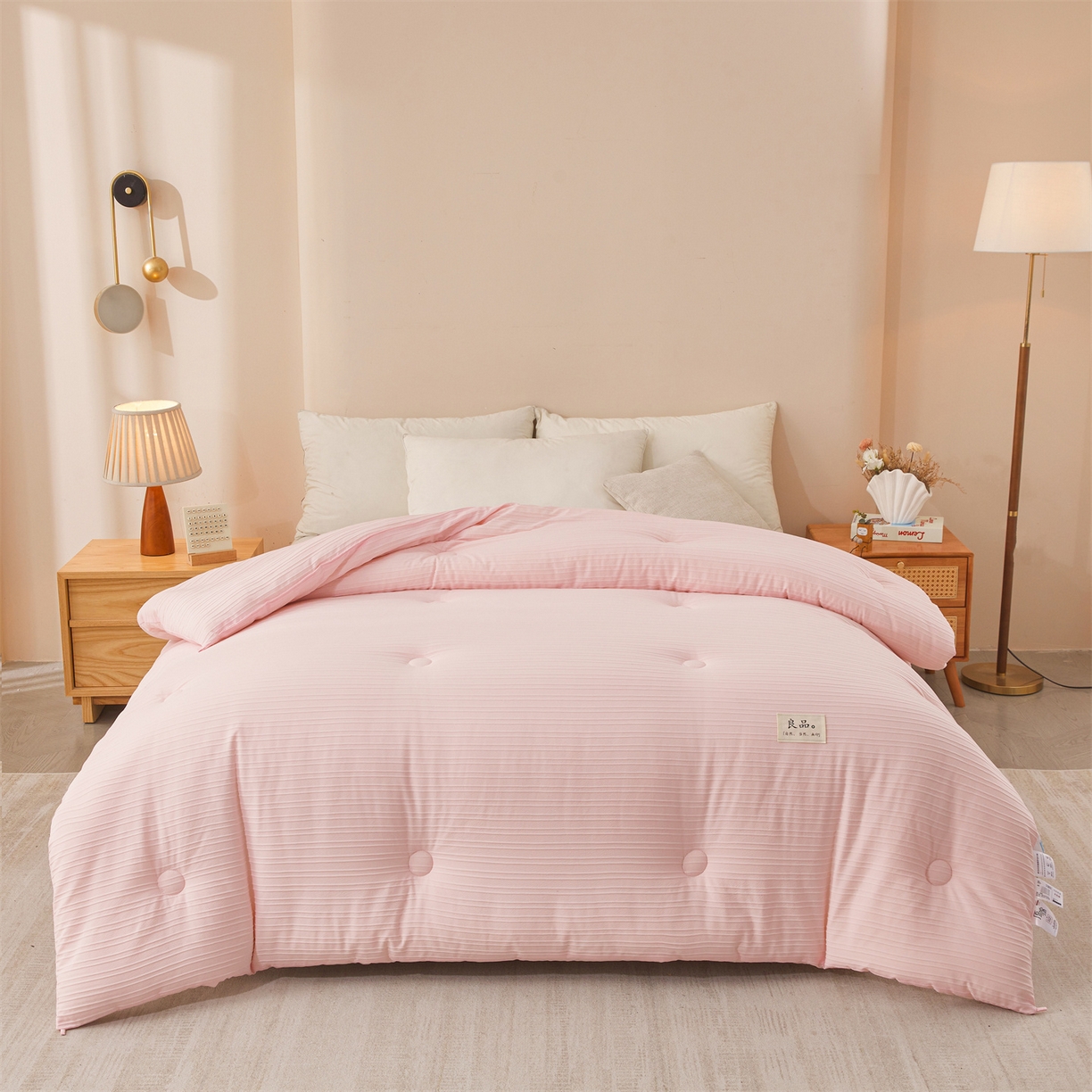 91家纺网 家纺一手货源 找家纺 易博家纺 2025新款无印风良品类提花竖条泡泡纱被冬被被芯春秋被空调被 玫粉
