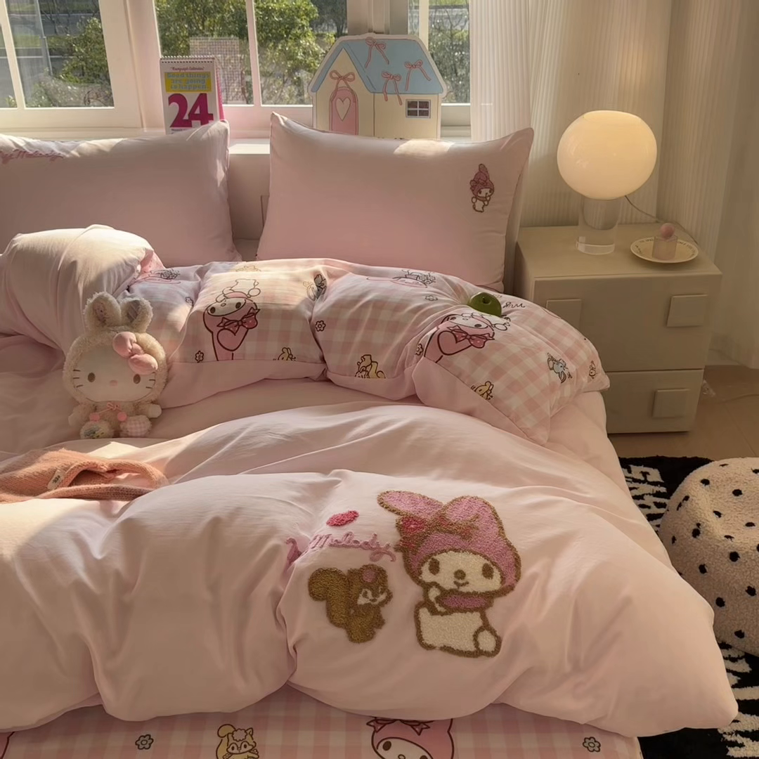 91家纺网 家纺一手货源 找家纺 艾特你 2025新款三丽鸥水洗云朵棉毛巾绣四件套-三丽鸥 松鼠美乐-粉