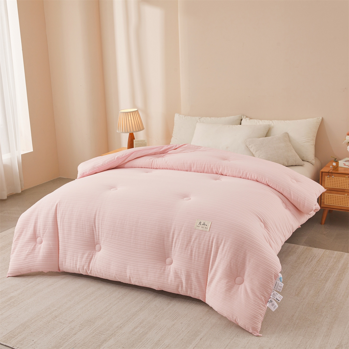 91家纺网 家纺一手货源 找家纺 易博家纺 2025新款无印风良品类提花竖条泡泡纱被冬被被芯春秋被空调被 玫粉