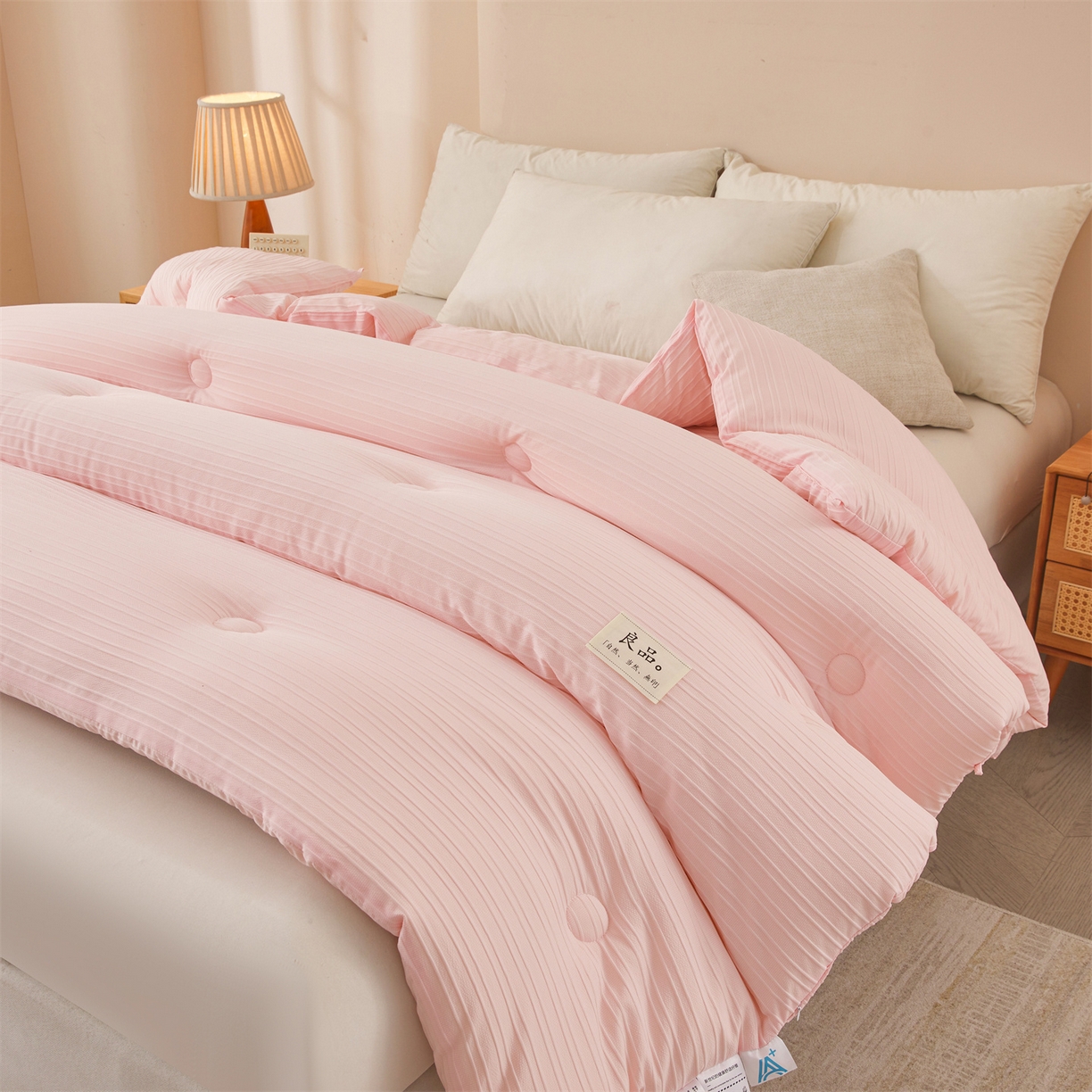 91家纺网 家纺一手货源 找家纺 易博家纺 2025新款无印风良品类提花竖条泡泡纱被冬被被芯春秋被空调被 玫粉