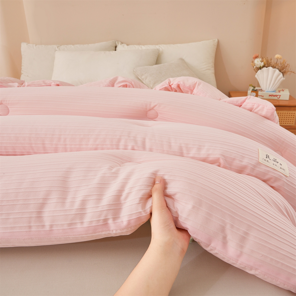 91家纺网 家纺一手货源 找家纺 易博家纺 2025新款无印风良品类提花竖条泡泡纱被冬被被芯春秋被空调被 玫粉
