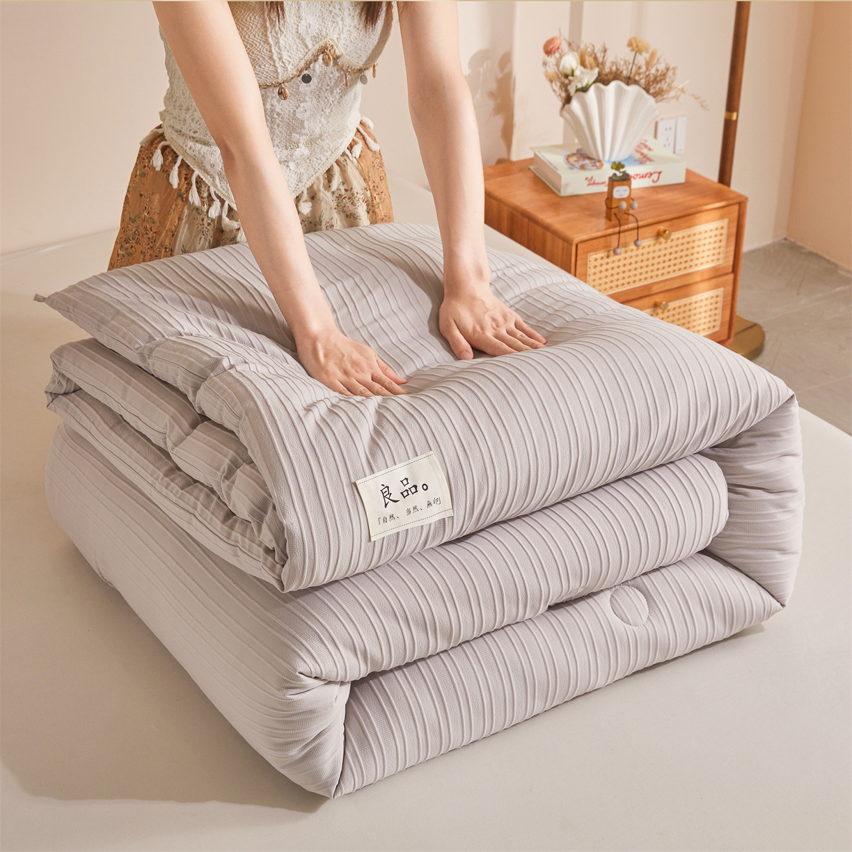 91家纺网 家纺一手货源 找家纺 易博家纺 2025新款无印风良品A类提花竖条泡泡纱被冬被被芯春秋被空调被 浅灰