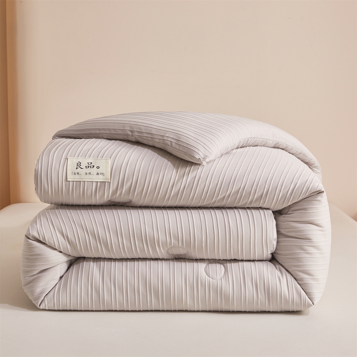91家纺网 家纺一手货源 找家纺 易博家纺 2025新款无印风良品A类提花竖条泡泡纱被冬被被芯春秋被空调被 浅灰