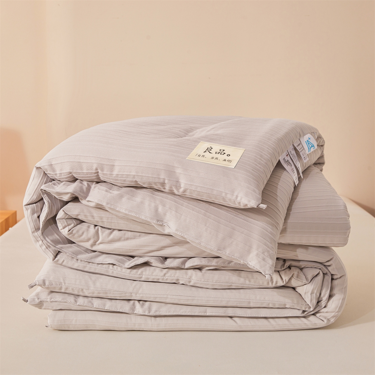 91家纺网 家纺一手货源 找家纺 易博家纺 2025新款无印风良品A类提花竖条泡泡纱被冬被被芯春秋被空调被 浅灰
