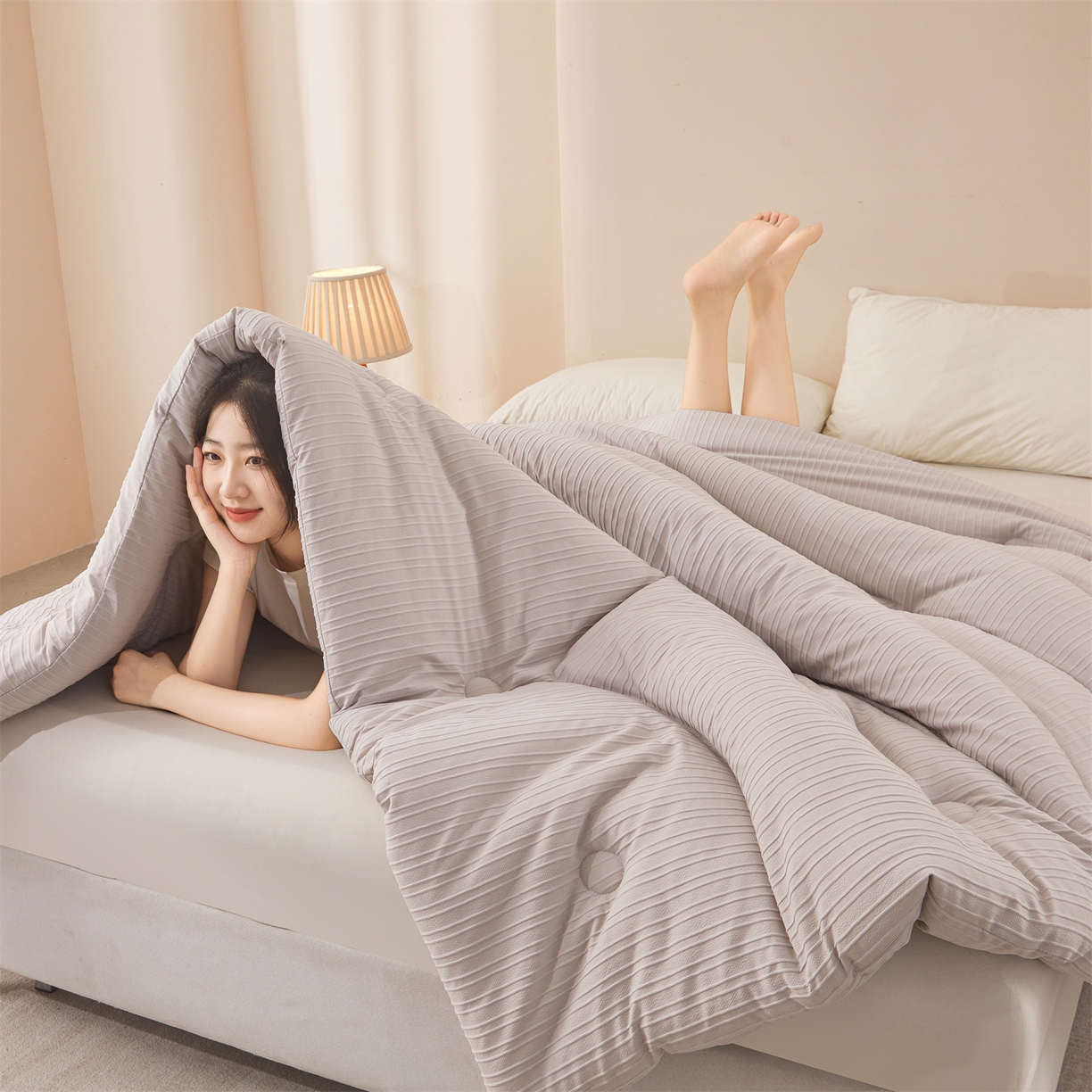 91家纺网 家纺一手货源 找家纺 易博家纺 2025新款无印风良品A类提花竖条泡泡纱被冬被被芯春秋被空调被 浅灰