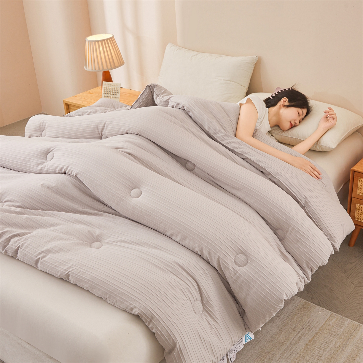 91家纺网 家纺一手货源 找家纺 易博家纺 2025新款无印风良品A类提花竖条泡泡纱被冬被被芯春秋被空调被 浅灰