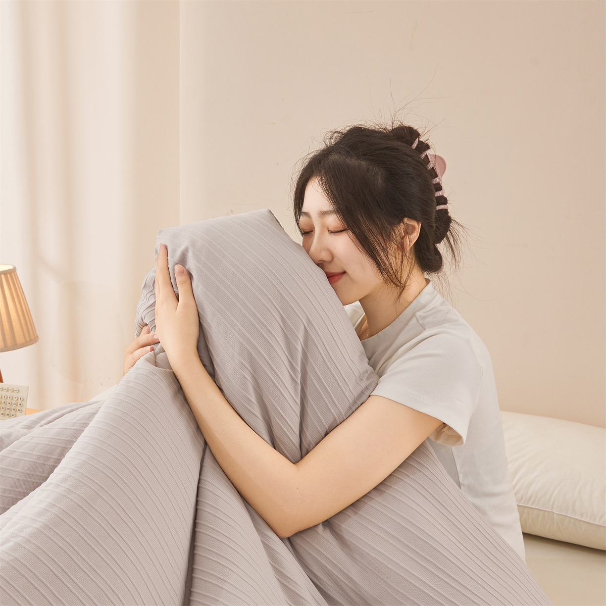 91家纺网 家纺一手货源 找家纺 易博家纺 2025新款无印风良品A类提花竖条泡泡纱被冬被被芯春秋被空调被 浅灰