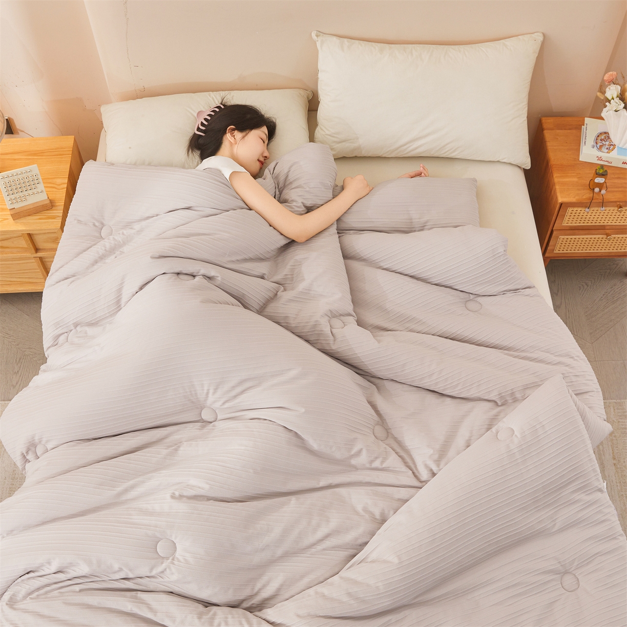 91家纺网 家纺一手货源 找家纺 易博家纺 2025新款无印风良品A类提花竖条泡泡纱被冬被被芯春秋被空调被 浅灰