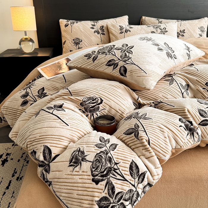 91家纺网 家纺一手货源 找家纺 卡罗兰 2025新款雕花烂花牛奶绒套件-缠花枝系列 缠花枝-玫瑰