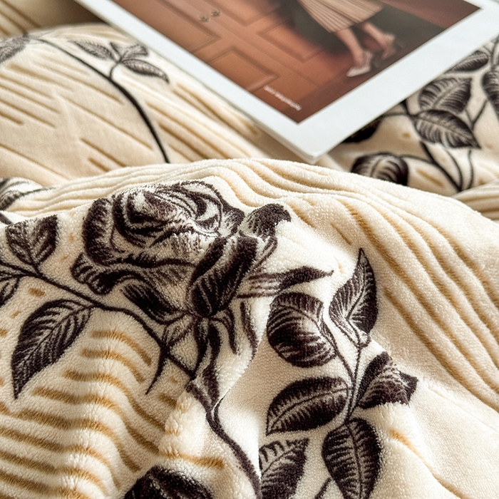 91家纺网 家纺一手货源 找家纺 卡罗兰 2025新款雕花烂花牛奶绒套件-缠花枝系列 缠花枝-玫瑰