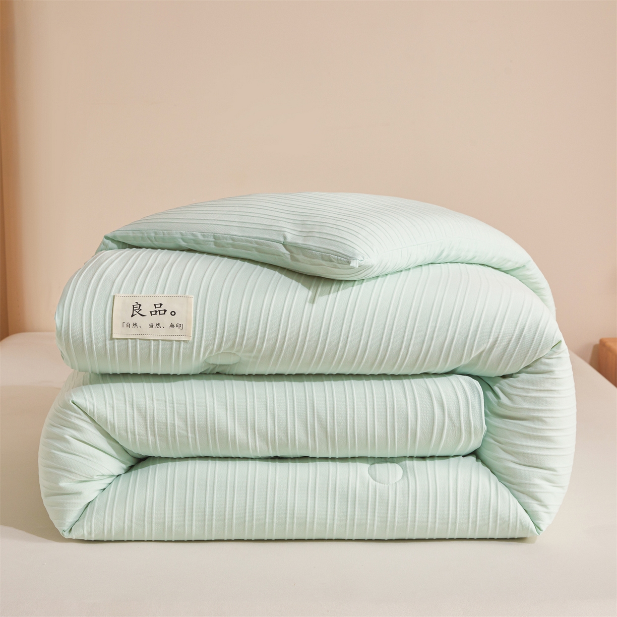 91家纺网 家纺一手货源 找家纺 易博家纺 2025新款无印风良品类提花竖条泡泡纱被冬被被芯春秋被空调被 果绿