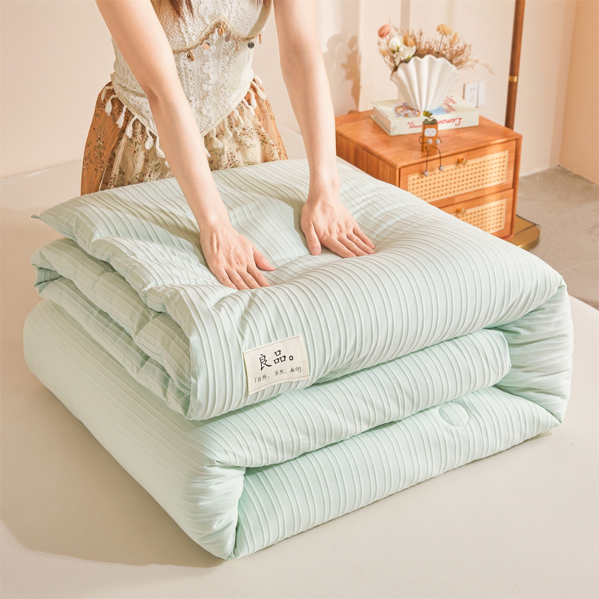 91家纺网 家纺一手货源 找家纺 易博家纺 2025新款无印风良品类提花竖条泡泡纱被冬被被芯春秋被空调被 果绿