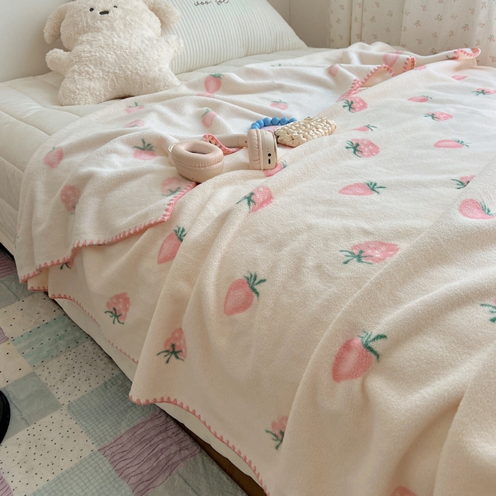 91家纺网 家纺一手货源 找家纺 萝莉家纺 2025新款四季多功能双面宝宝绒暖肤毯米粒绒毛毯 草莓莓