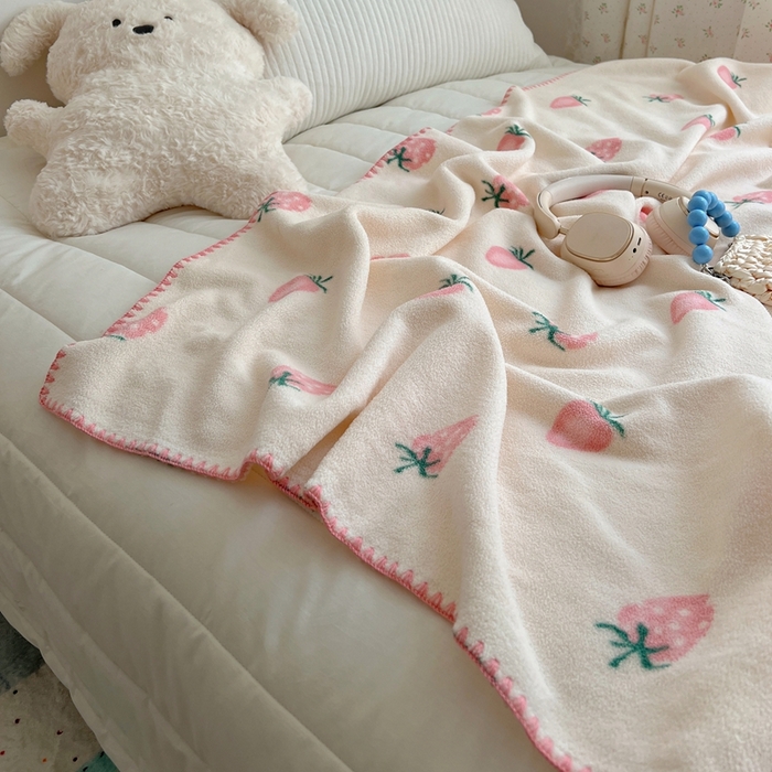 91家纺网 家纺一手货源 找家纺 萝莉家纺 2025新款四季多功能双面宝宝绒暖肤毯米粒绒毛毯 草莓莓