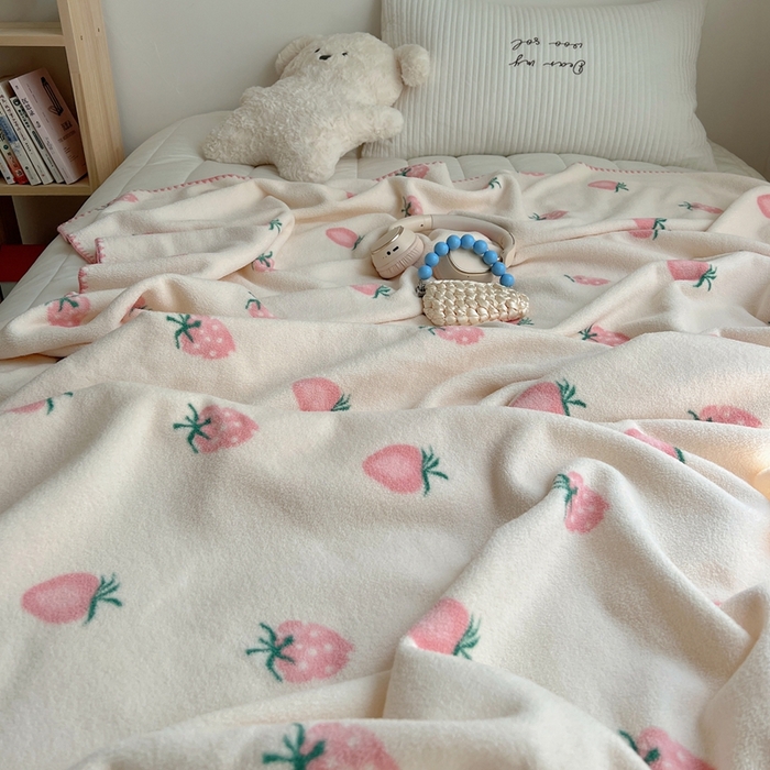 91家纺网 家纺一手货源 找家纺 萝莉家纺 2025新款四季多功能双面宝宝绒暖肤毯米粒绒毛毯 草莓莓