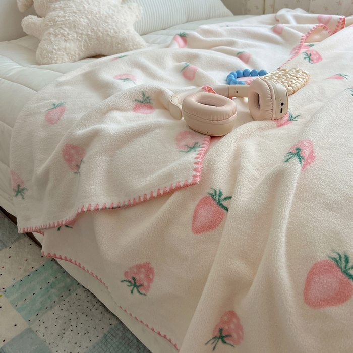 91家纺网 家纺一手货源 找家纺 萝莉家纺 2025新款四季多功能双面宝宝绒暖肤毯米粒绒毛毯 草莓莓