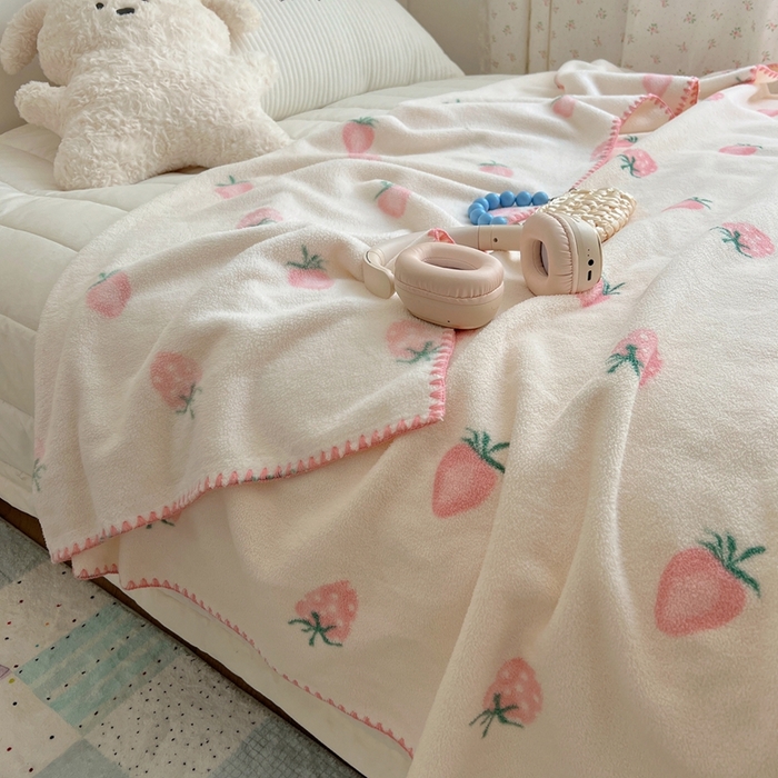 91家纺网 家纺一手货源 找家纺 萝莉家纺 2025新款四季多功能双面宝宝绒暖肤毯米粒绒毛毯 草莓莓