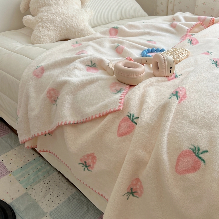 91家纺网 家纺一手货源 找家纺 萝莉家纺 2025新款四季多功能双面宝宝绒暖肤毯米粒绒毛毯 草莓莓